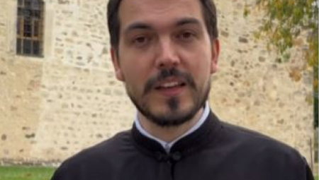 Sveštenik je u videu pokazao i kako roditelj treba da prekrsti dete pre nego što izgovori reči