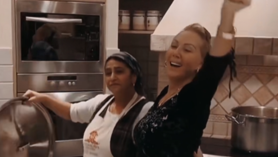 Lepa Brena igra sa služavkom 