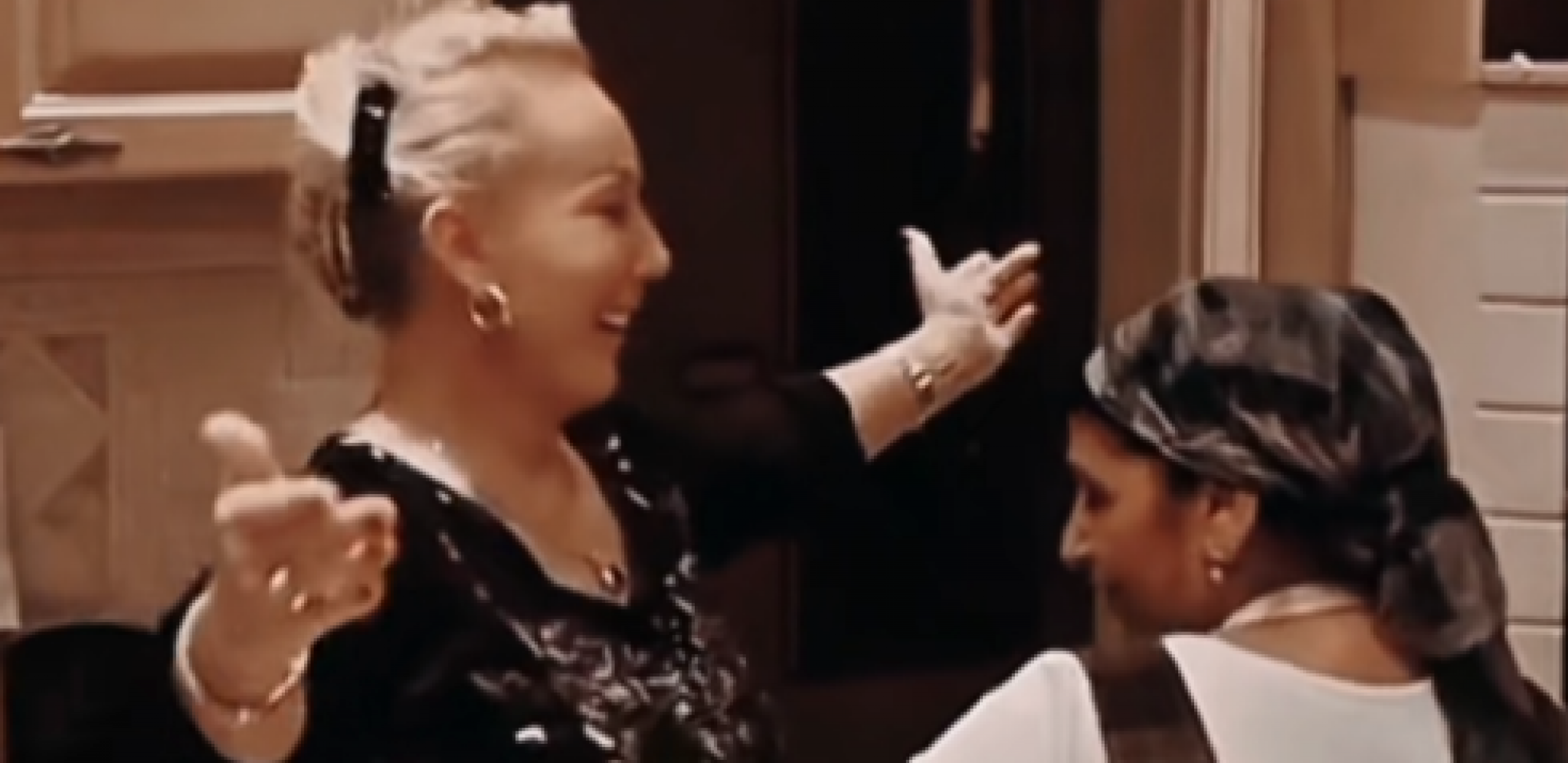 Lepa Brena igra sa služavkom 