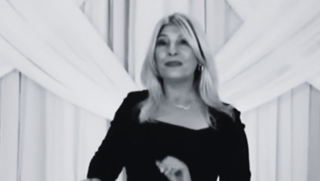 Na muzičkoj sceni debitovala je 1985. godine