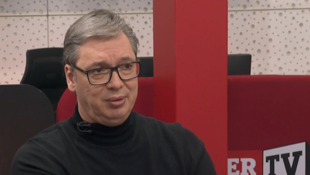 Predsednik Aleksandar Vučić poručio je da su njegovi protivnici u stanju "apsolutne nemoći" i da zbog nedostatka programa i ideja pribegavaju ličnim napadima i svakodnevnoj histeriji.