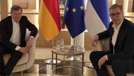 Predsednik Aleksandar Vučić poručio je da je opasno i štetno nazivati Nemce nacistima, jer to nije istina i samo produbljuje predrasude prema Srbiji.