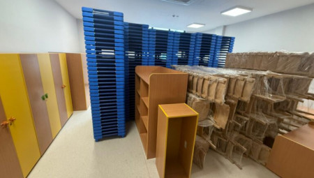 U novoizgrađeni vrtić „Bubamara” na Carini stigli su nameštaj, oprema i mobilijar, koji će narednih dana biti postavljeni, a uporedo se izvode i radovi na postavljanju ograde oko objekta.