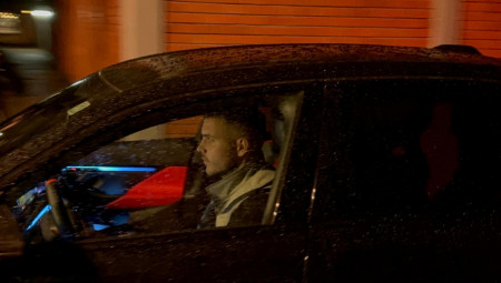 Viktor je izašao iz kuće, seo u svoj skupoceni automobil i odvezao se u nepoznatom pravcu.