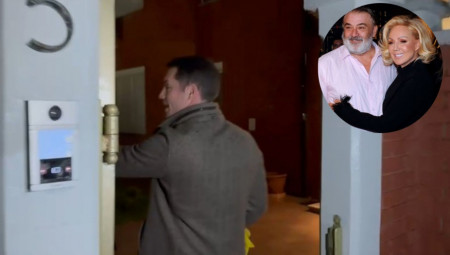 Jovan je došao vidno raspoložen, ležerno obučen, a sve je nasmejao budući da je u ruci nosio dečiji kišobran.