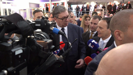 Predsednik Aleksandar Vučić obilazio je štandove na 4. Vinskoj viziji i odgovarao na pitanja novinara