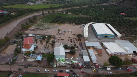 Nevreme koje je pogodilo zapadnu Grčku izazvalo je veliku štetu, poplave i klizišta, ostavljajući stanovnike zarobljenim u više oblasti, objavio je ERT njuz