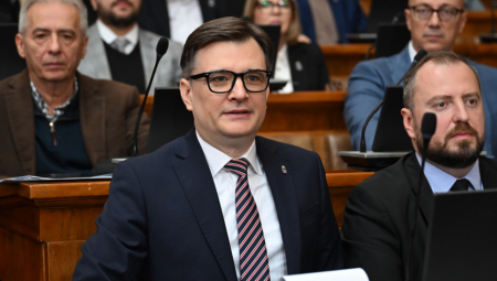 Opoziciona poslanica Tatjana Marković Topalović napala je poslanika SNS Milenka Jovanova tvrdeći da nijednim gestom ne pokazuje da je obrazovan, a onda joj je on sočno odgovorio