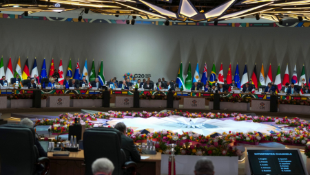 Holandski premijer Dik Šof, koji je trebalo da govori na samitu G20 u Južnoj Africi, iznenada je nestao iz sale za sastanke, javlja dopisnik RIA Novosti