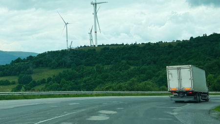 Dva italijanska državljanina bila su u kamperu parkiranom na krčkoj strani i čekali su da se vetar smiri.