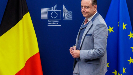Belgijski premijer Bart De Vever, flamanski nacionalista, zagovornik je ideje o ujedinjenju Belgije i Holandije, čime bi nastala četvrta po veličini ekonomija u Evropskoj uniji, sa bruto domaćim proizvodom od 1,8 triliona evra, prenosi BFM TV