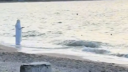 Neobičan video snimljen na plaži Malaki na Pelionu, u Grčkoj, proširio se mrežama i izazvao brojne komentare.