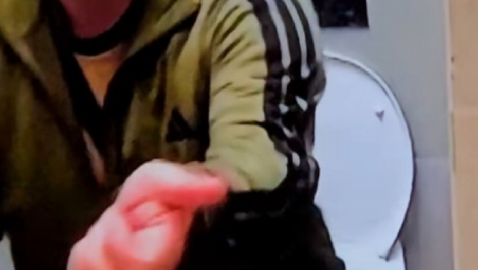 Ivan Marinković gura ruke u wc šolju 