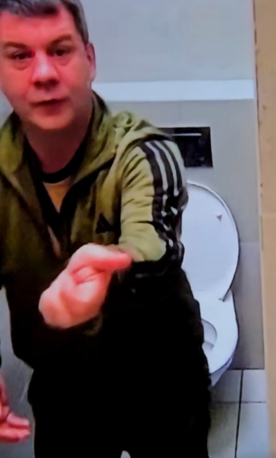 "FUJ, ŠTROKAVO I ODVRATNO, KAKO MOŽE TO DA PIPA?!" Zadrugar zavukao ruku u wc šolju, javnost zgrožena (FOTO)