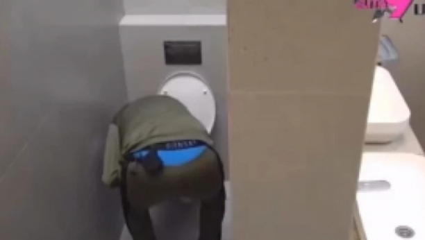 Ivan Marinković gura ruke u wc šolju