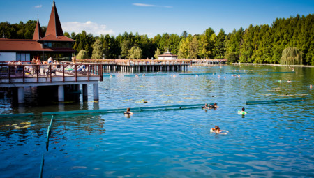 Mađarsko jezero Heviz je najveće termalno jezero u Evropi.