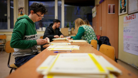 Centralna izborna komisija (CIK) BiH saopštila je da je izlaznost na prevremenim predsedničkim izborima u Republici Srpskoj do 15 časova iznosila 26 odsto.