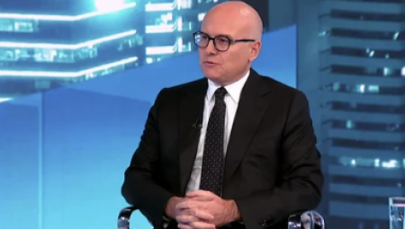 O događajima u protekloj nedelji i najvažnijim političkim temama danas u emisiji Hit Tvit govore predsednik SNS i savetnik predsednika Srbije Miloš Vučević, prof. dr Dragana Mitrović i predsednik Instituta za nacionalnu strategiju Dragoslav Bokan.