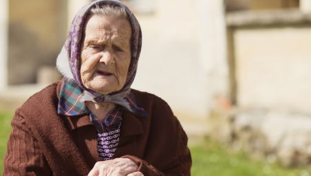 Sredovečni muškarac iz Italije se godinama prerušavao u svoju pokojnu majku i uzimao njene penzione čekove.