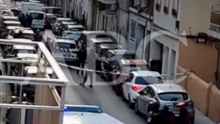 Policija je upotrebila elektrošoker i upucala osumnjičenog džihadistu koji je uzvikivao „Alahu Akbar“ nakon što je u jezivom napadu nožem izbo tri osobe na ulici, piše britanski San