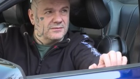 Glavni razlog njihovog razvoda je to što ju je navodno uhvatio na delu