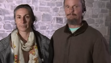 Odluka italijanskog suda da oduzme troje dece od njihovih britansko-australijskih roditelja koji su ih odgajali u izolovanoj kući u šumi, bez struje i tekuće vode, izazvala je žestoku debatu u zemlji o alternativnim načinima života i pravima dece.