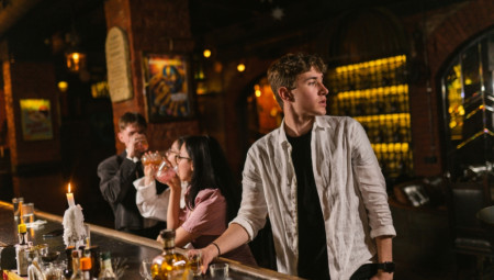 Brak danas, smatraju mnogi, više nije ono što je nekada bio. Granice između privatnog i javnog života postale su tanje, a momačke i devojačke večeri sve češće prelaze u zonu zabave koja mnogima deluje šokantno i provokativno