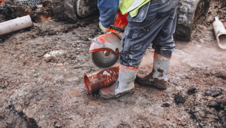 Radnici koji su popravljali pristanište u luci Black Falcon u Južnom Bostonu naišli su na jeziv prizor: iz betonskog stuba „gledala“ je lobanja, izazivajući paniku među radnicima
