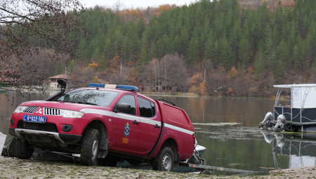 okom popodnevnih sati došlo je do teške saobraćajne nezgode u Ovčarsko-kablarskoj klisuri kada je putnički automobil sleteo u jezero Međuvršje. Prema prvim informacijama sa terena unutra su bila dva putnika.