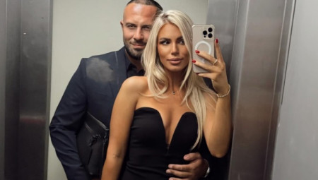 Poznata po savršenom fizičkom izgledu, sada je pozirala u elegantnoj braon haljini sa naborima na kukovima