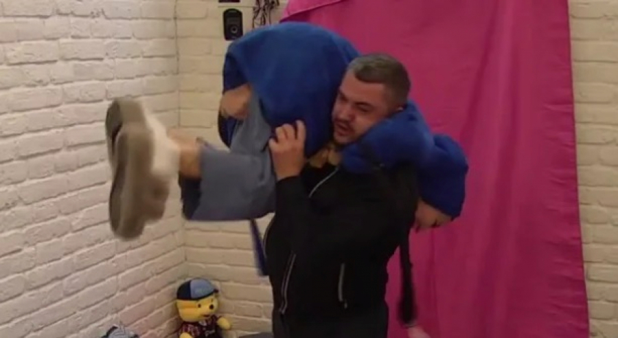 NE MOZE DA SE OBUZDAJU! Aneli i Asminu totalno popustile kočnice, završili u krevetu zajedno (FOTO)