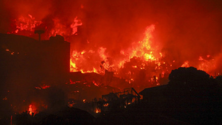 Veliki požar zahvatio je sinoć jedno od najvećih sirotinjskih naselja u Daki, ostavljajući hiljade ljudi bez domova, saopštili su zvaničnici