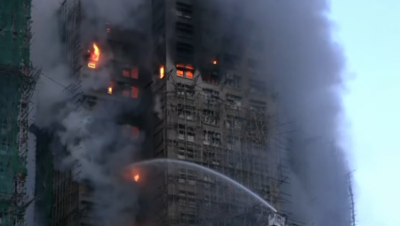 Najmanje osam osoba je povređeno u požaru koji je zahvatio soliter u prigradskom okrugu Tai Po u Hongkongu, saopštili su lokalni mediji i policija