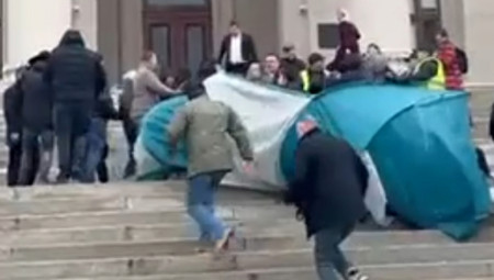 OPOZICIONARI NAPRAVILI HAOS ISPRED PARLAMENTA Kasni sednica Skupštine