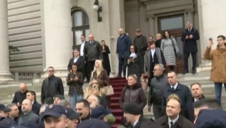 HAOS ISPRED SKUPŠTINE SRBIJE Opozicionari uništili šator, narod im vikao &amp;quot;lopovi, lopovi&amp;quot; (FOTO)