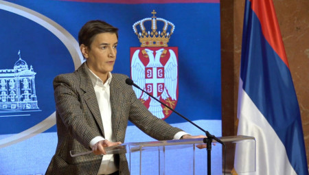 Predsednica Skupštine Srbije Ana Brnabić obratila se medijima nakon što su opozicioni poslanici napali i tukli ženu ispred Skupštine i pokušali da sruše šatore.