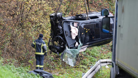 Nakon dva sata izvučeno je vozilo marke audi koje je sletelo sa puta u betonski propust u Ovčarsko-kablarskoj klisuri i u kom su pronađena tela nestale Ane Radović i njenog prijatelja.
