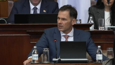 Opozicionari izazvali incident ispred Skupštine. Početak sednice Skupštine zbog toga je kasnio skoro dva sata