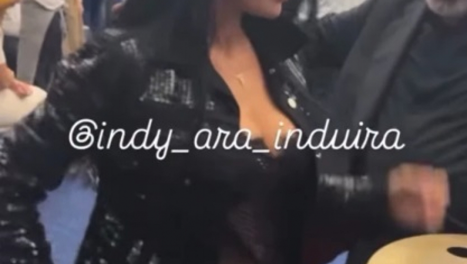 Indi Aradinović igra sa starijim muškarcem