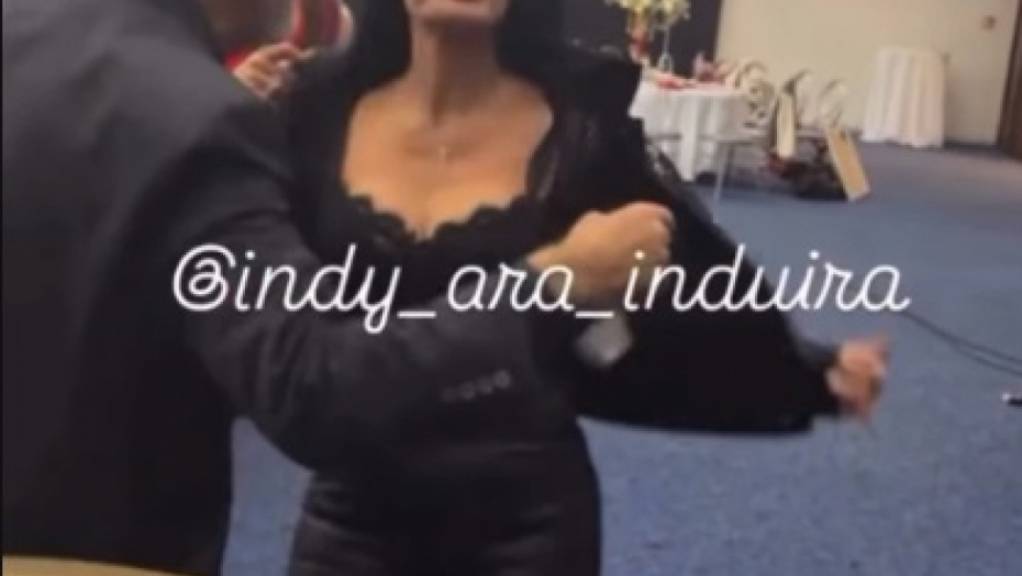 Indi Aradinović igra sa starijim muškarcem