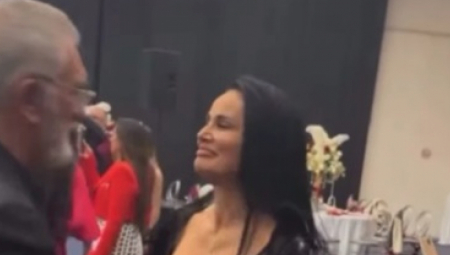 Objavila je nekoliko snimaka na kojima zavodljivo igra, uvija kukovima i ističe figuru, a potom i video u kojem izvodi vreli ples sa jednim starijim muškarcem