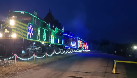 Kanadski pacifički praznični voz počinje svoju rutu u novembru i na najveseliji način najavljuje božićne praznike.