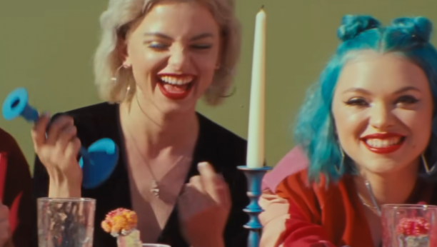 Printscreen/Youtube/Hey Violet