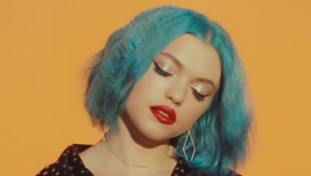 Printscreen/Youtube/Hey Violet