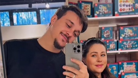 Na snimku se može videti da folkerka blista u devetom mesecu trudnoće