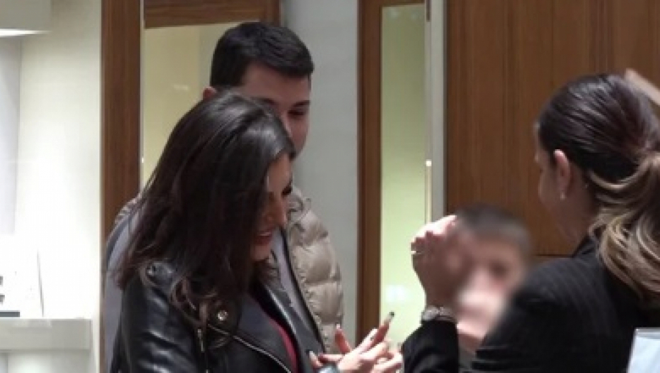 Ena Čolić i Peja u zlatari sa njenim sinom