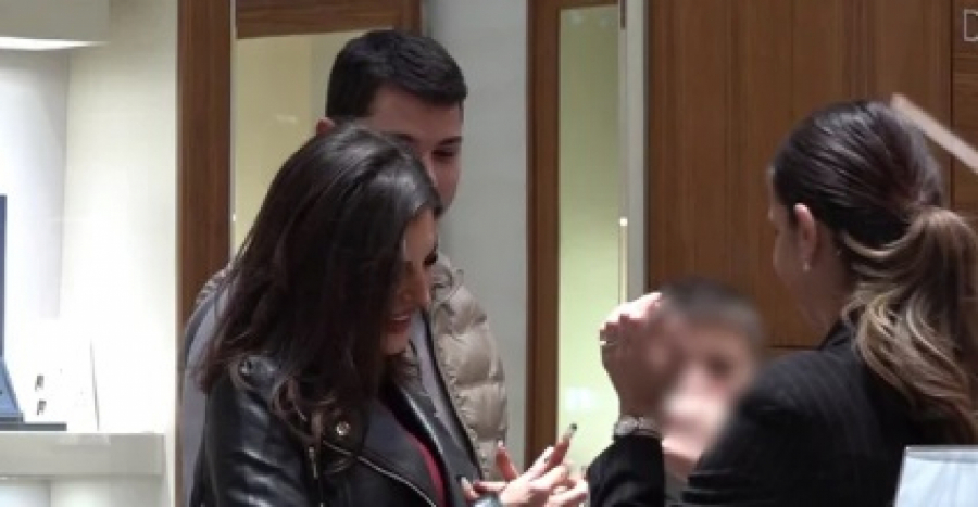 ENA I PEJA STAJU NA LUDI KAMEN! Par uhvaćen u zlatari, merkali skupoceni prsten, Čolićeva sija od sreće (FOTO)