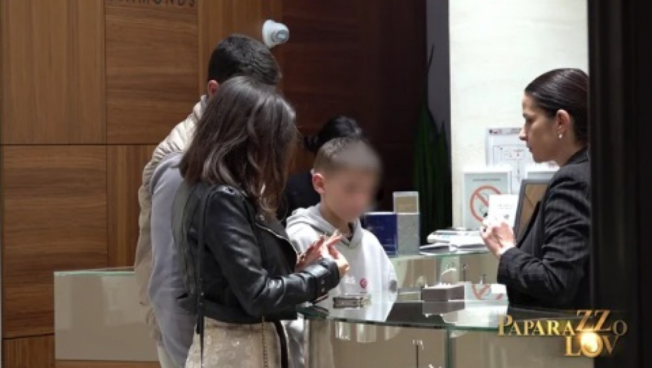 Ena Čolić i Peja u zlatari sa njenim sinom