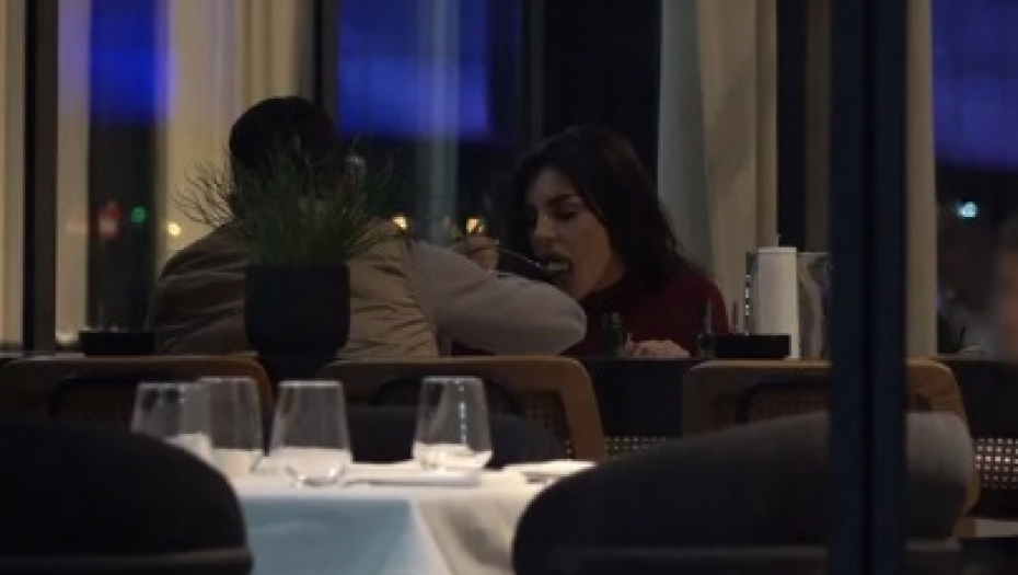 Ena Čolić i Peja u zlatari sa njenim sinom