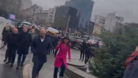 Skupština Srbije danas nastavlja rad, a blokaderi su bez ikakvih problema ušli u parlament. Građani Srbije poručili su im - da su lopovi.